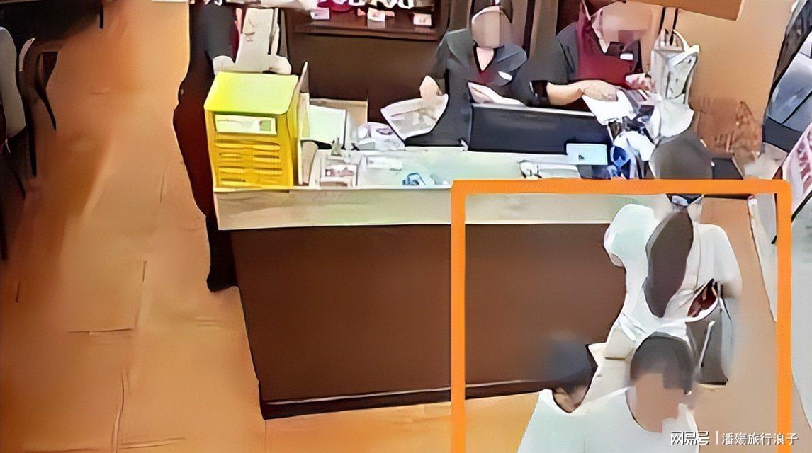 亚运会争议判罚!胡荷韬禁区线被踢,主裁判无视,媒体人怒批偏哨
