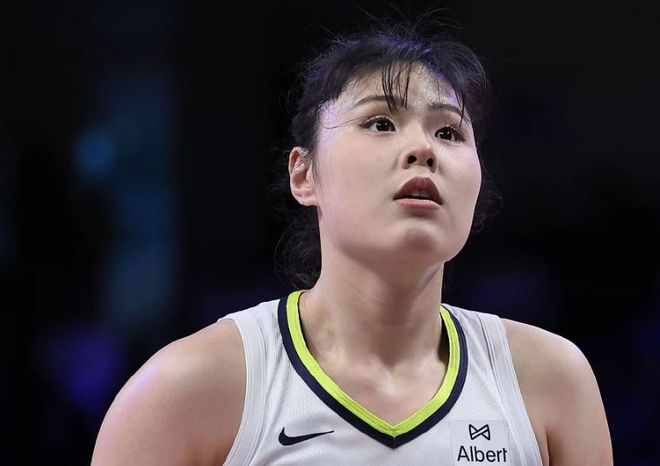 他被誉为中国乔丹，如今和医生妻子定居南京，已是江苏篮协大佬