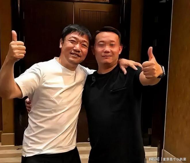“1284元的拖鞋，才是有钱人的松弛”，宝妈反向穿搭，被嘲不体面