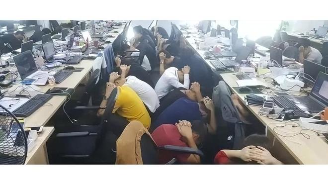 冉莹颖哭诉邹市明拖累全家,网友扒出工商信息:她才是15家公司老板
