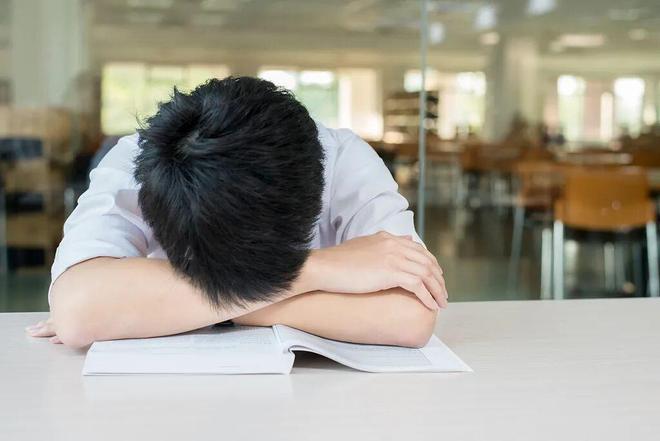世界杯神剧情 瑞士扳平5分钟后遭重创 锋霸假摔染红 捂脸痛哭离场