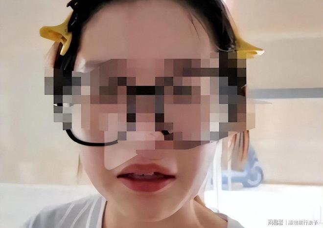 亚运会争议判罚!胡荷韬禁区线被踢,主裁判无视,媒体人怒批偏哨