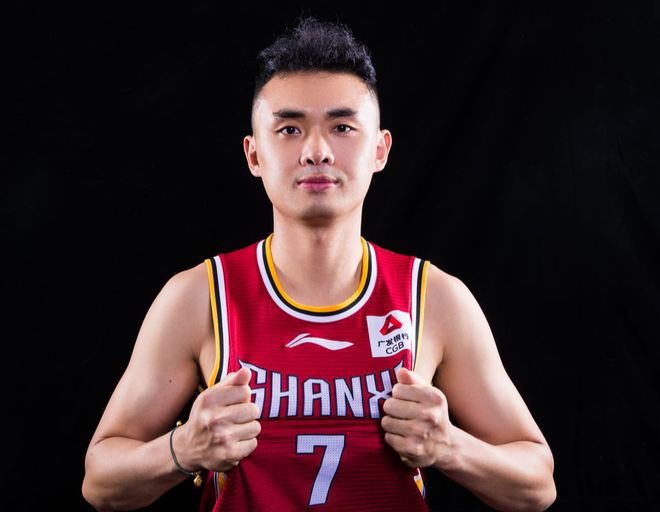记者：凯斯勒是东契奇心仪中锋，他竭力推动湖人交易